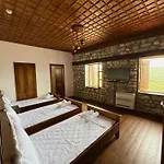 Hotel Merkaj, Castle
