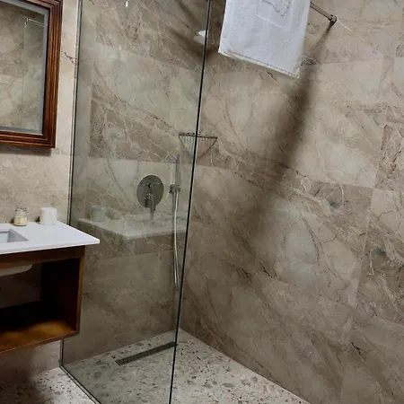 Hotel Merkaj, Castle