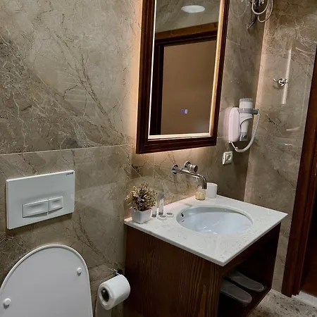 Merkaj, Castle Hotel *