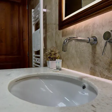 Merkaj, Castle Hotel *