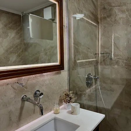 Merkaj, Castle Hotel Berati