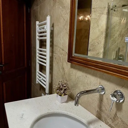 Merkaj, Castle Hotel *