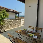 Merkaj, Castle