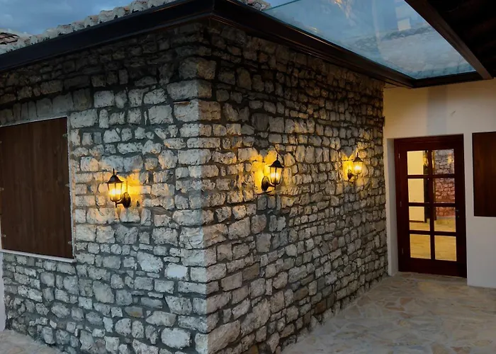 Merkaj, Castle Hotel *