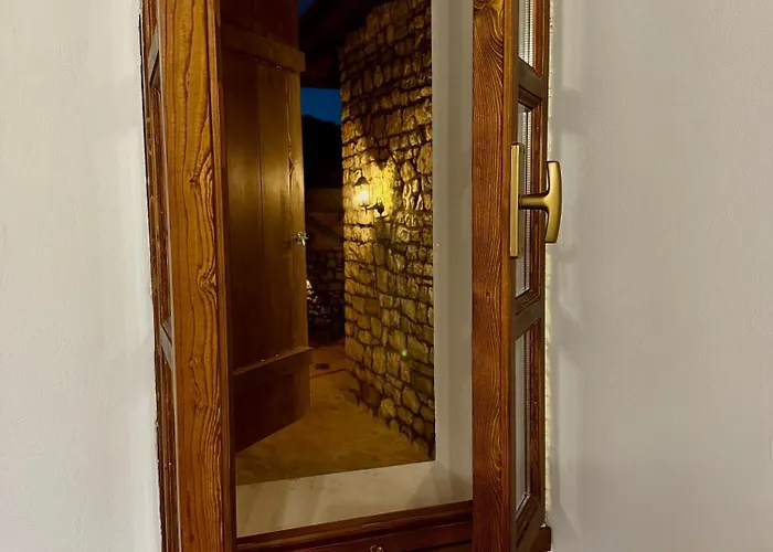 Merkaj, Castle Hotel