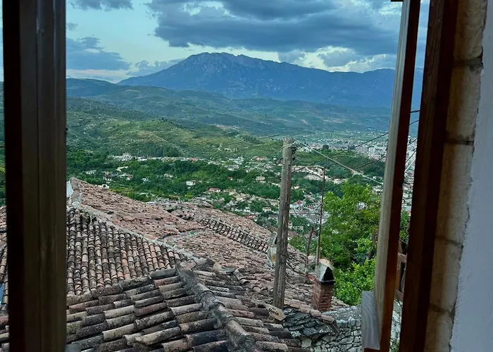 Merkaj, Castle Hotel