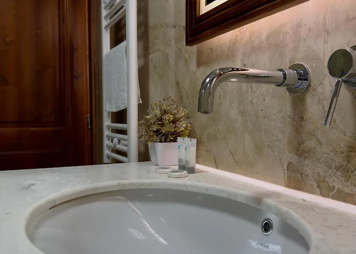 Merkaj, Castle Hotel *