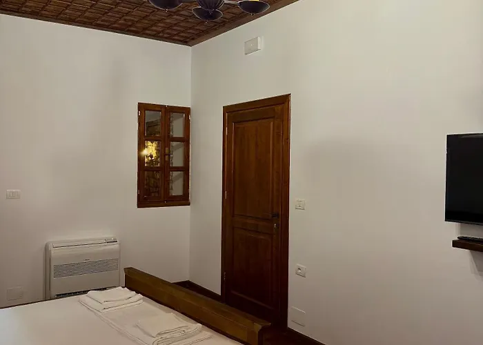 Merkaj, Castle Hotel *