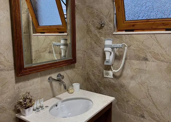 Merkaj, Castle Hotel