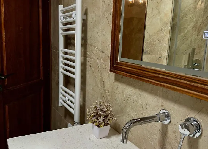 Merkaj, Castle Hotel *