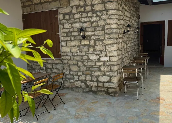 Merkaj, Castle Hotel